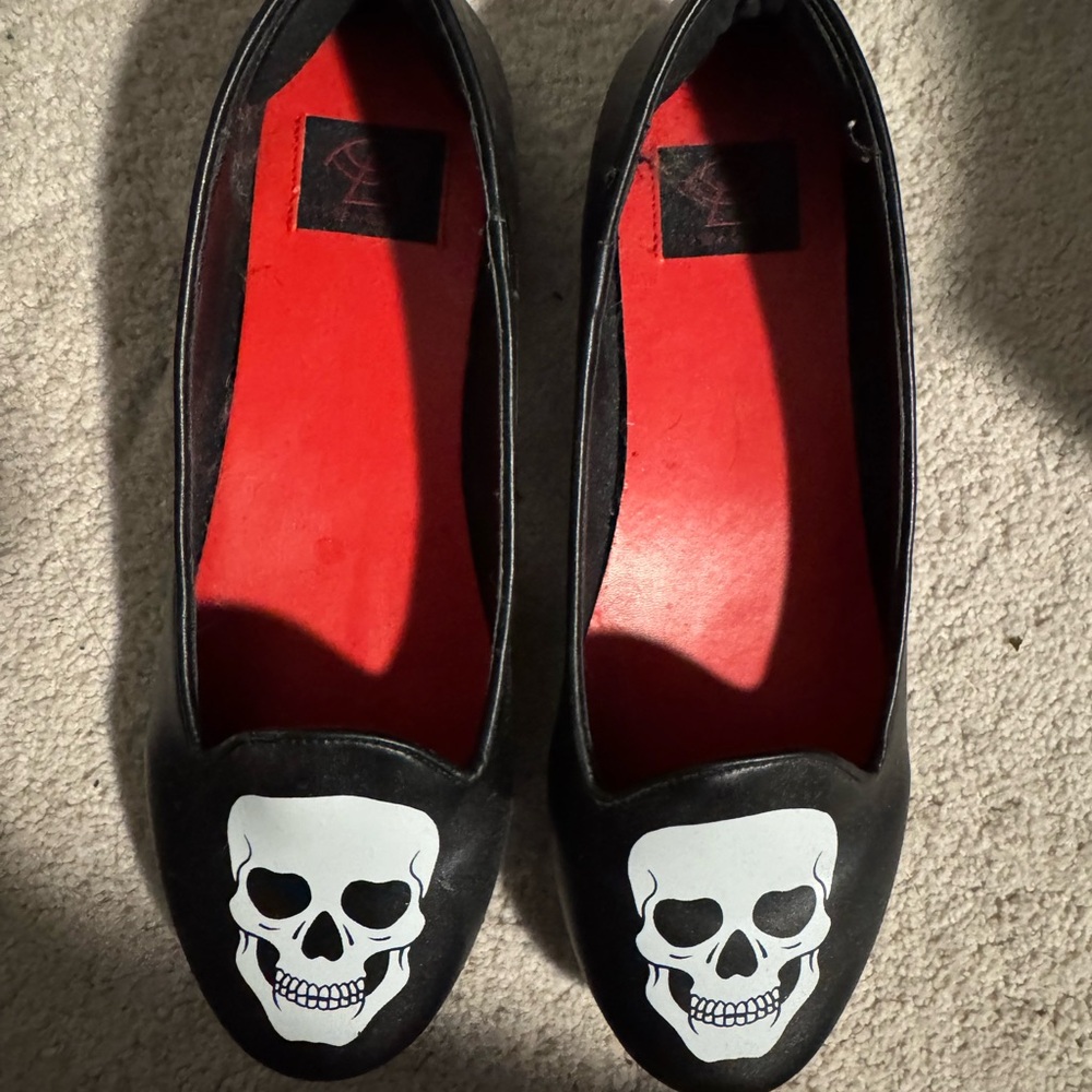 NWOT Strangecvlt Skull Flats